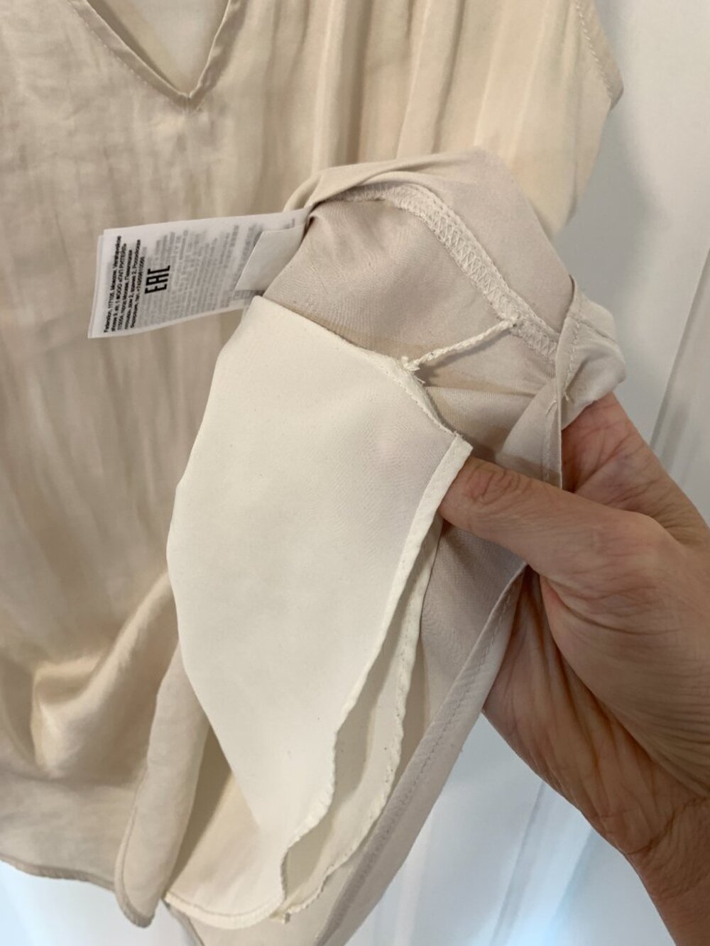 Banana Republic V Neck Satin Blouse Top in Pearl XS - Picture 6 of 6